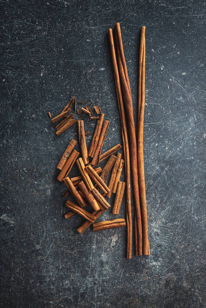 Dry cinnamon sticks on a kitchen table. Top view. Cinnamon spice. - Foto, afbeelding