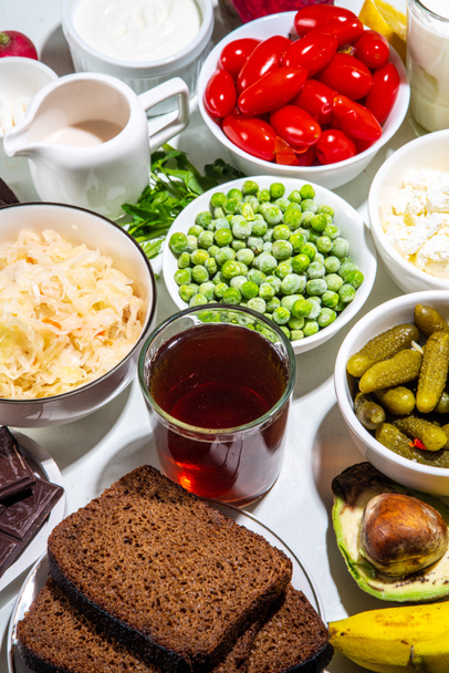 Postbiotic, πρεβιοτικά και προβιοτικά τρόφιμα με κάψουλες φαρμάκων. Σετ Super Healthy ζυμωμένο πηγές τροφίμων, ποτά, συστατικά, σε λευκό μάρμαρο φόντο αντίγραφο χώρο πάνω άποψη - Φωτογραφία, εικόνα