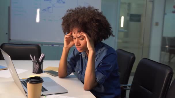 jeune femme fatiguée tient son entendu au bureau du soir - Séquence, vidéo