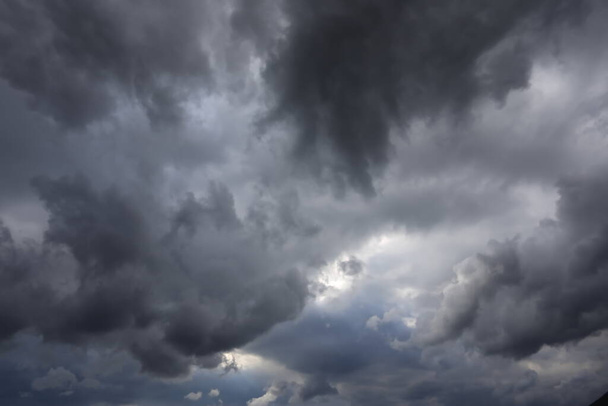 Облачные небеса перед бурей - Фото, изображение