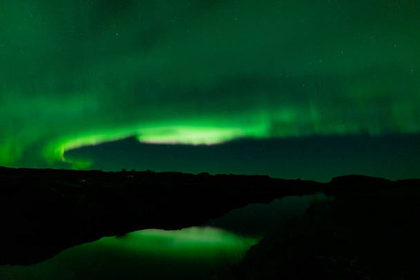 Aurora borealis με νερό κανάλι πράσινες αντανακλάσεις - Φωτογραφία, εικόνα