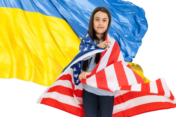 menina com bandeira dos EUA no fundo da bandeira ucraniana - Foto, Imagem