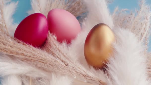 Vrolijk Pasen. Kleurrijke geschilderde paaseieren op rustieke achtergrond, christelijke religie en vakantie concept - Video