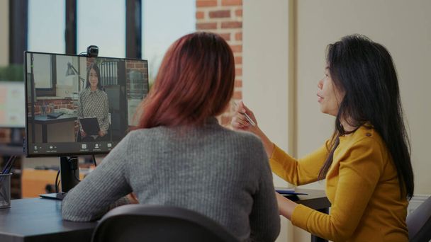 Colegas usando videochamada para contratar mulher em entrevista de emprego - Foto, Imagem