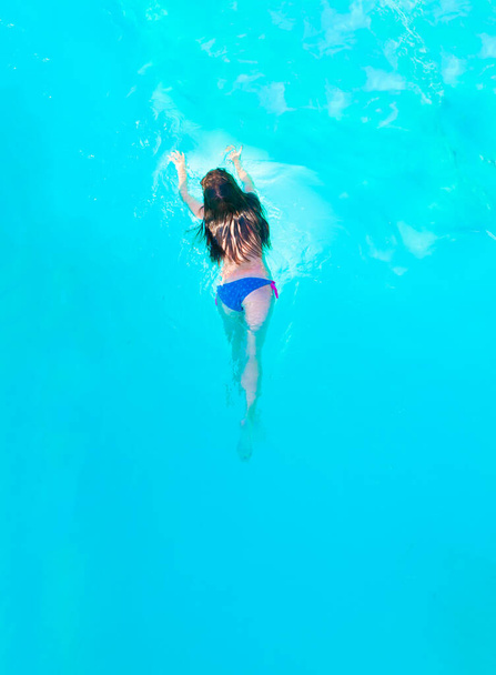 Tyttö uima-altaassa - Valokuva, kuva