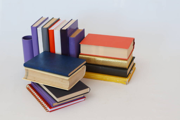 Schoolboeken op witte achtergrond - Foto, afbeelding
