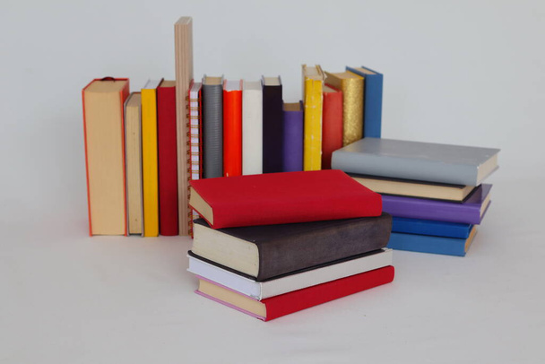 Школьные книги на белом фоне
 - Фото, изображение