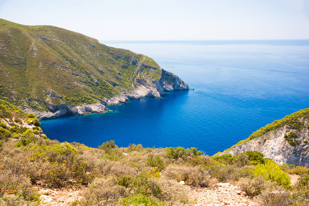 malowniczy pejzaż morski greckiego wybrzeża w lecie - Zdjęcie, obraz