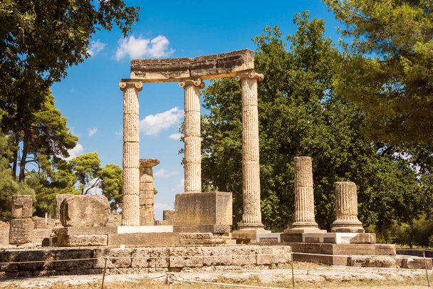 Las ruinas de un templo en la antigua ciudad griega de Olympia - Foto, imagen
