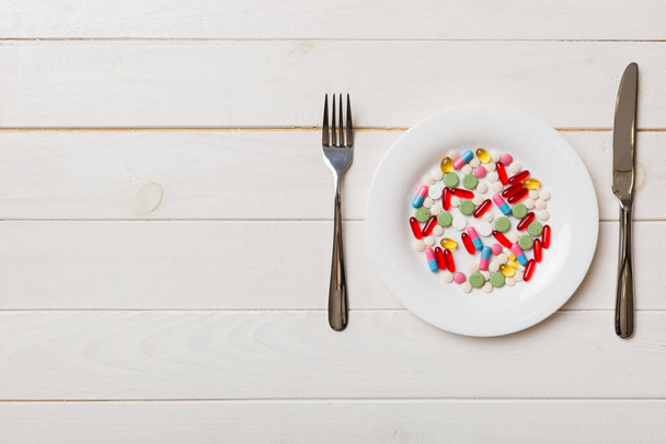 Many different weight loss pills and supplements as food on round plate. Pills served as a healthy meal. Drugs, pharmacy, medicine or medical healthycare concept. - Foto, Imagem