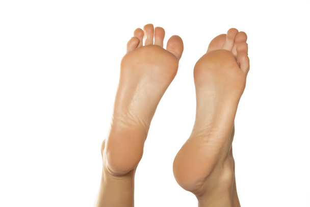 Schöne nackte Füße vor weißem Hintergrund mit Kopierraum - Foto, Bild