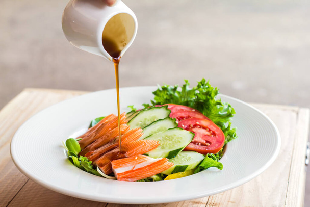 Beyaz tabakta ayyaş olan yengeç salatası  - Fotoğraf, Görsel