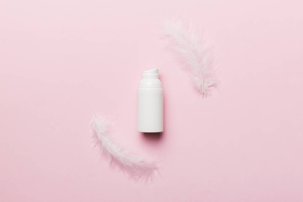 Spa cosmetic product, cream jar, branding mock up, top view with feathers background. Flat lay. - Foto, Imagem