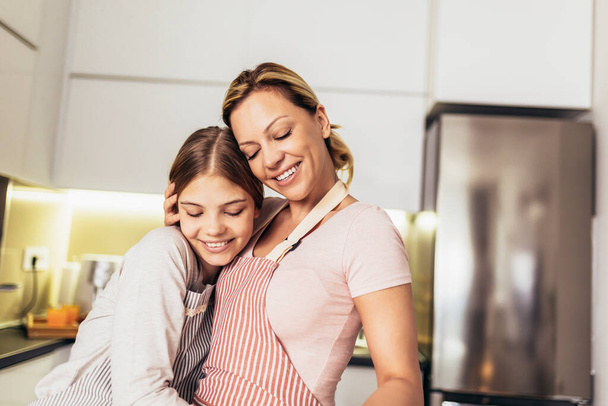 Usmíval se, matka a dcera, společné vaření v kuchyni - Fotografie, Obrázek