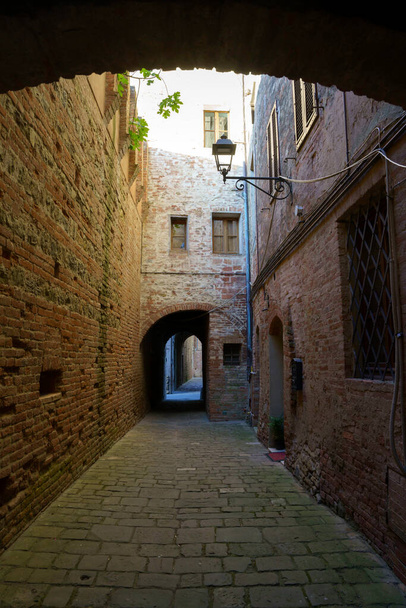 ブオンコンベント,シエナ県の中世の町,トスカーナ州,イタリア - 写真・画像
