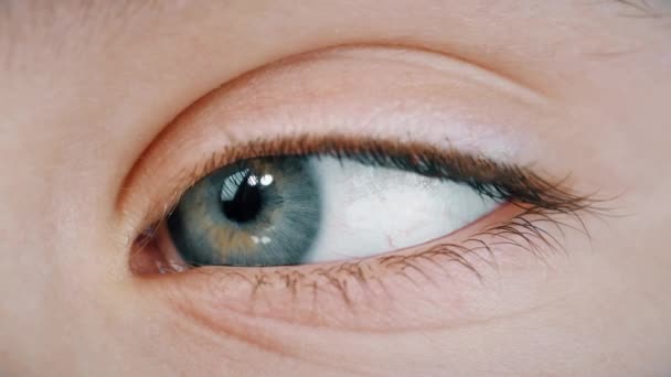 Blaues Auge eines jungen Mädchens sieht sich um - Filmmaterial, Video