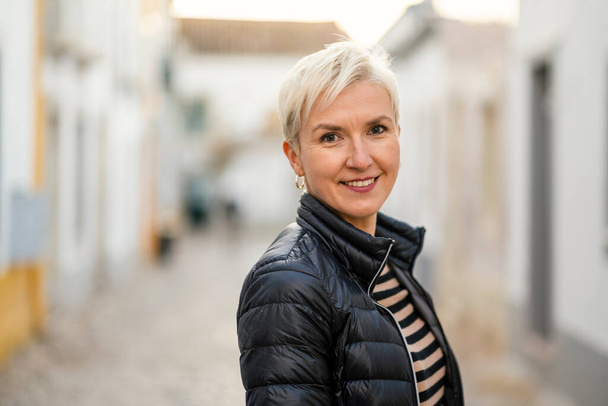 Porträt einer blonden Frau in der Innenstadt von Faro, Algarve, Portugal - Foto, Bild