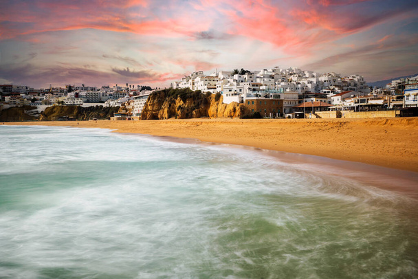 Veduta drammatica della città vecchia e della spiaggia di Albufeira, Algarve, Portogallo - Foto, immagini