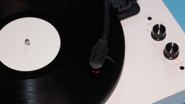 Plattenspieler aus Vinyl mit Platte. Schallplattenspieler. Retro-Soundtechnik zum Abspielen von Musik - Filmmaterial, Video