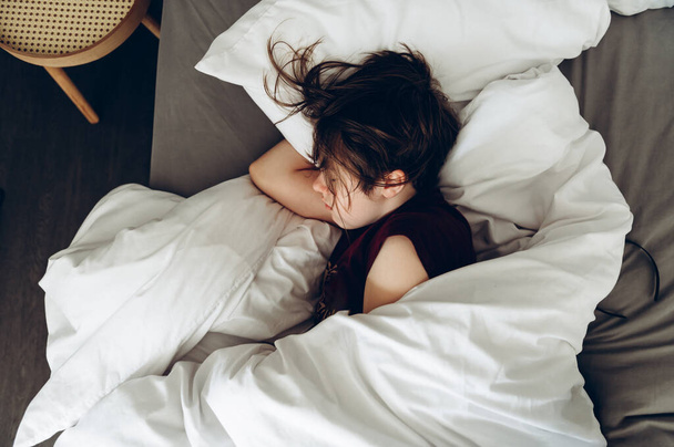 Сонна дівчина-підліток у ліжку
 - Фото, зображення