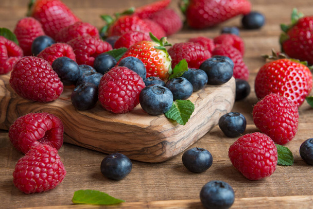 fresh berries on wooden table - Foto, Imagem