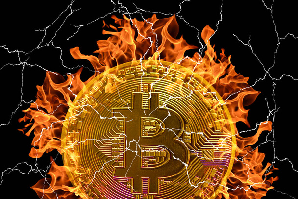 oro quema bitcoin solo de criptomoneda con muchos relámpagos y fuego sobre fondo negro vista media - Foto, imagen