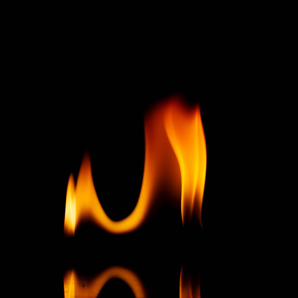 Feuerflammen isoliert auf schwarzem Hintergrund - Foto, Bild