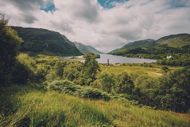 wunderschöne Landschaft mit Fluss und Bergen - Foto, Bild
