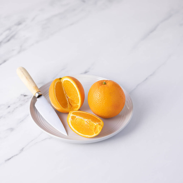 Świeże pomarańcze na białym tle - Zdjęcie, obraz