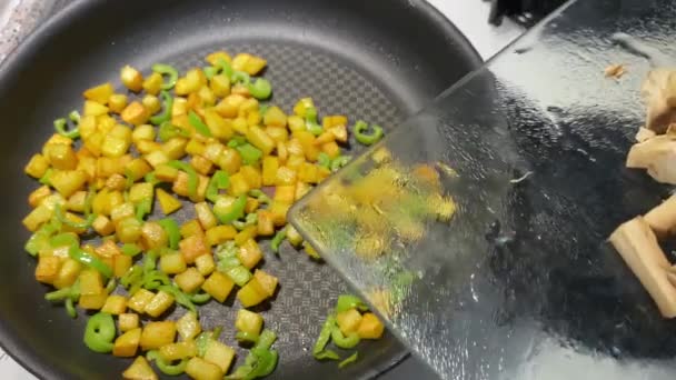 Preparando mushoom e batata com ovo mexido na panela vista de perto - Filmagem, Vídeo