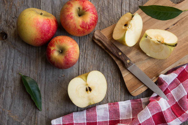 fresh ripe apples on wooden background - Фото, зображення