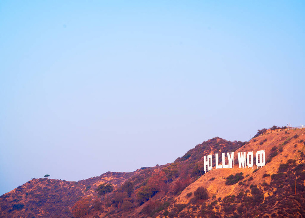 LOS ANGELES, KALIFORNIEN - 11. NOVEMBER 2013: Hollywood signiert in Los Angeles, Kalifornien. Das wegweisende Schild stammt aus dem Jahr 1923. - Foto, Bild