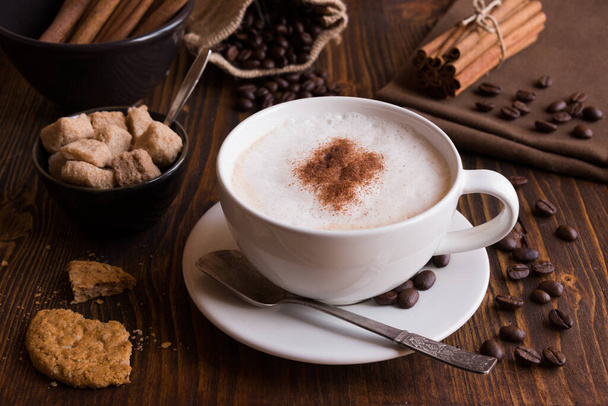 Tasse Kaffee mit Bohnen auf Holzgrund - Foto, Bild