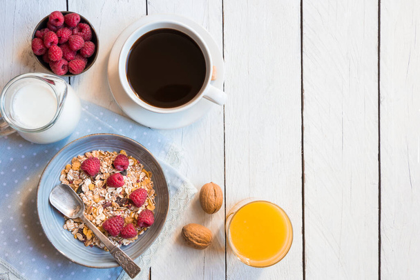 ontbijt met vers fruit en bessen op houten tafel - Foto, afbeelding