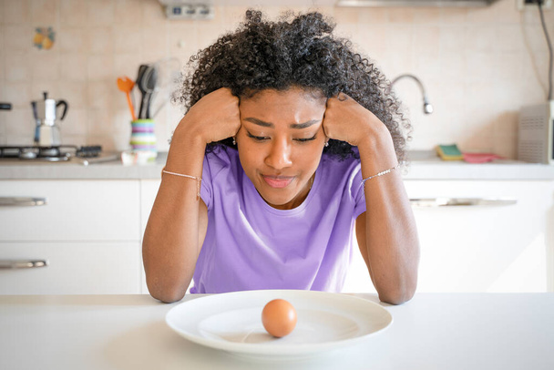 Une femme noire se sent affamée de manger des aliments pauvres en calories pour le régime - Photo, image
