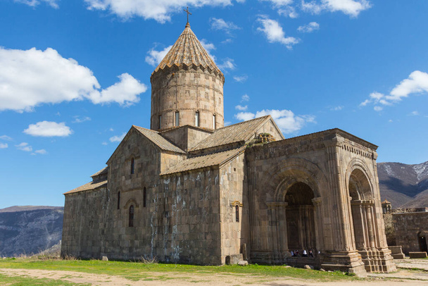 Вид на Татевский монастырь в живописном месте в горах. Армения - Фото, изображение
