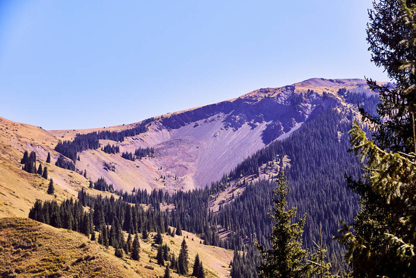 vista de la ladera de la montaña con las consecuencias de un deslizamiento de tierra después de un terremoto - Foto, imagen