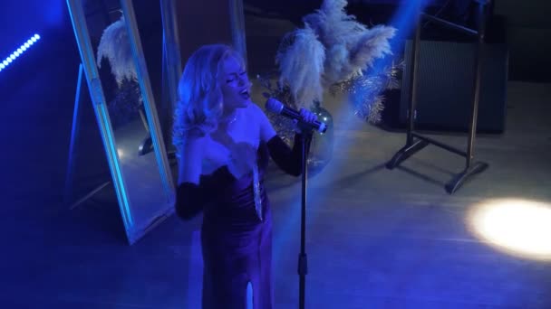 Kadın şarkıcı mavi sahne - Video, Çekim