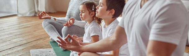 Genitori che fanno meditazione con i bambini a casa - Foto, immagini