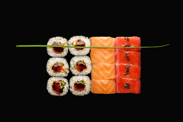 Sushi set roll salmón, atún, unagi maki. aislado sobre fondo negro - Foto, Imagen