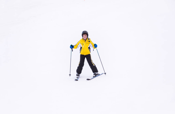 portret szczęśliwego chłopca na nartach  - Zdjęcie, obraz