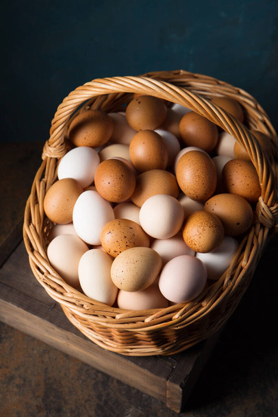 Μεγάλο καλάθι με αυγά κοτόπουλου φωτογραφία σε ρουστίκ στυλ - Φωτογραφία, εικόνα