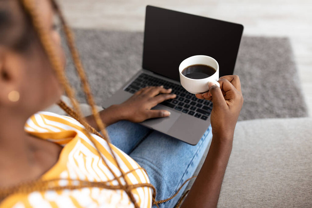 Over shoulder shot of black woman using laptop, mockup - Fotografie, Obrázek