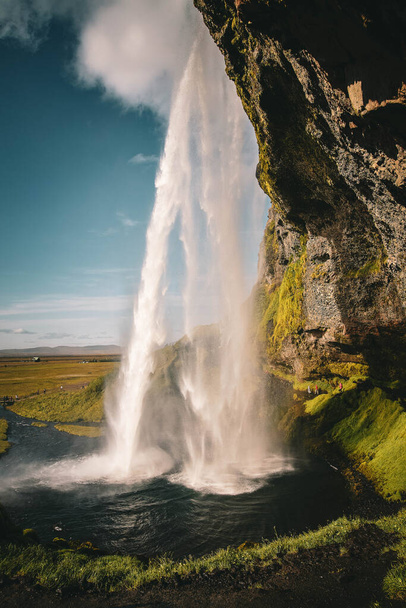 piękny wodospad w górach - Zdjęcie, obraz
