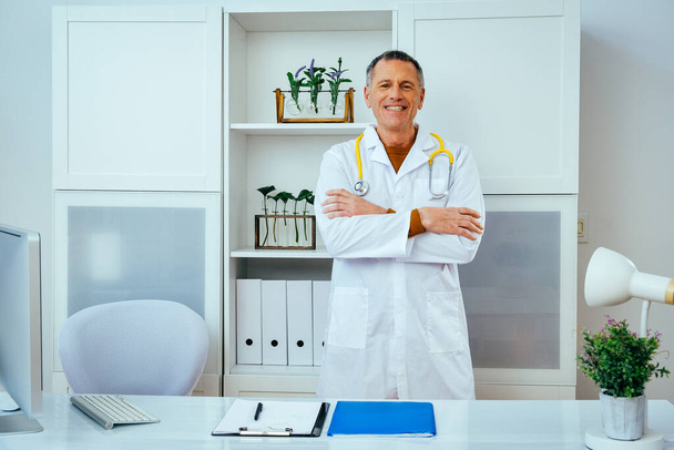 portré mosolygós orvos egyenruhában sztetoszkóppal a kórházban  - Fotó, kép