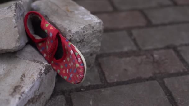 Aktif bir savaş bölgesinde sivil kayıpları temsil eden çocuk ayakkabıları - Video, Çekim