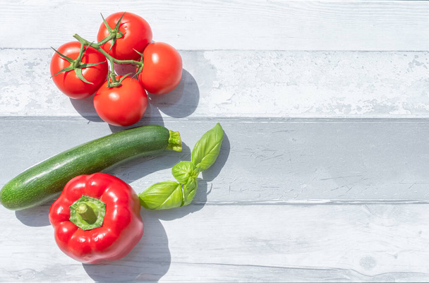 Apresentação de verduras de verão em uma superfície de trabalho. Tomates, abobrinha, pimentão vermelho. - Foto, Imagem