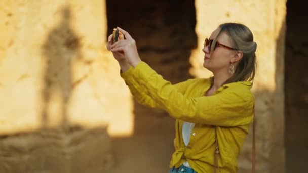 Kobieta kręcąca film przez smartfona na wycieczce. - Materiał filmowy, wideo