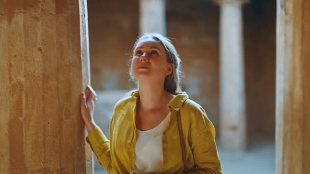 Vrouw bezoekt graven van de koningen in Paphos. - Video