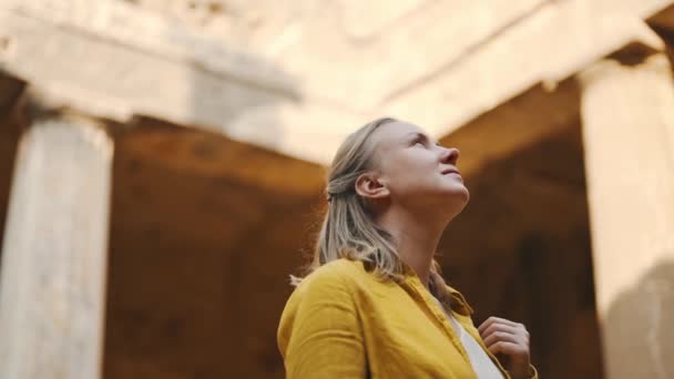 Kobieta odwiedzająca Grobowce Królów w Pafos. - Materiał filmowy, wideo